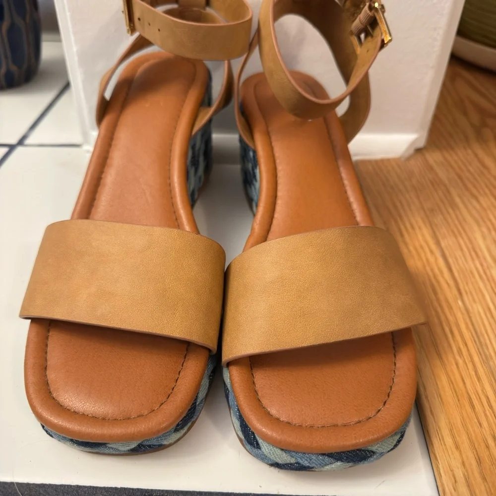 Elegant Tan Wedge‎ Sandals with Blue woven Accents Sz 11